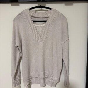 Brochu Walker Vail Grey Melange v neck sweater with white underlayer, size small